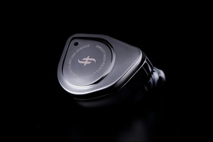 one simgot ew200 iem on a black background